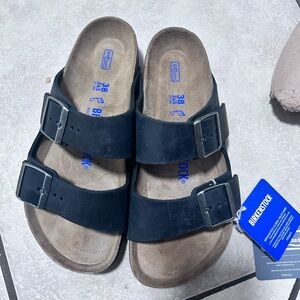 Women’s oiled leather black (38) sz 7.5 soft footbed Birkenstock